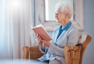 Бабушка читает книгу